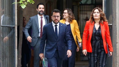 El presidente de la Generalitat en funciones, Pere Aragonès (en el centro) y la vicepresidenta del Govern y 'consellera' de la Presidencia en funciones,Laura Vilagrà se dirigen a la reunión semanal del Govern celebrada este martes en el Palau de la Generelitat, el 11 de junio.