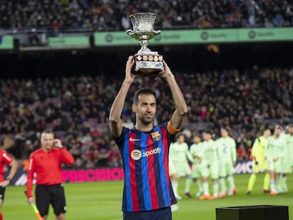 Sergio Busquets levanta el título de la Supercopa de España cosechado este curso por el Barcelona.