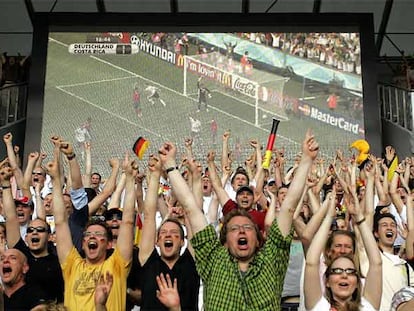 Aficionados alemanes celebran el segundo gol ante Costa Rica en el Mundial de Alemania de 2006.