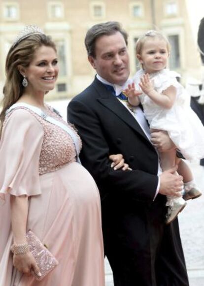 La princesa Magdalena de Suecia y su marido Christopher O'Neill, junto a su hija Leonor, en Estocolmo.