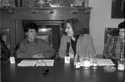 En 1995 con Pedro Almodóvar durante una rueda de prensa en la que criticaron la reforma de Radio 3. 