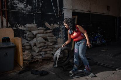 La creadora de Tripeando en una cauchera donde le donan la materia prima para sus confecciones.