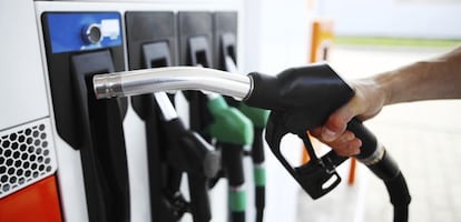 Surtidor de combustible en una gasolinera.