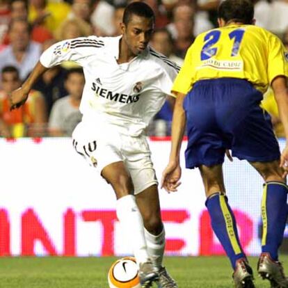 Robinho hace la <i>bicicleta</i> ante Varela.