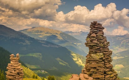 Contra viento y marea aguantan estos hombrecillos de piedras, desde hace siglos, en la cima del monte que domina Sarentino. Alguien debió de amontonar por la cumbre estas más de 100 pirámides de piedras tan altas como una persona… Si damos crédito a antiguos protocolos judiciales, hace 500 años allí se celebraban bailes de brujas y conjuros demoniacos. Otros sostienen que estamos ante un antiguo lugar de culto celta. ¿O se trata simplemente de un pasatiempo de pastores aburridos? Lo que está claro es que entre estos hombrecillos de piedras de esta localidad del sur del Tirol se respira una atmósfera muy especial.  <br></br> Más información: sarntal.com