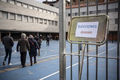 Acceso al colegio San José de Valladolid, durante la jornada electoral.