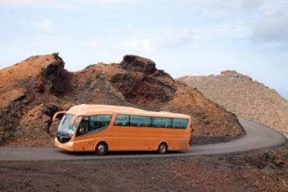 Un bus de turismo tradicional por la Ruta de los Volcanes en el parque nacional de Timanfaya (Lanzarote).