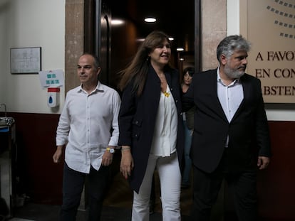 Laura Borras, acompañada de Jordi Turull y de Albert Batet, secretario general y líder del grupo parlamentario de Junts, tras ser suspendida del cargo.