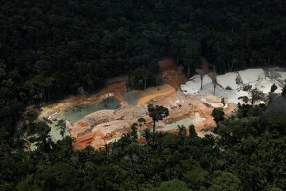 El proyecto del IBAMA rastrea todas las minas ilegales de la selva amazónica, que se extiende por Brasil, Venezuela, Colombia, Perú, Ecuador y Bolivia. En la foto, una vista aérea de una mina de casiterita ilegal en parques nacionales de Novo Progresso, en el Estado de Para, el 4 de noviembre de 2018.