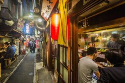 Restaurantes en uno de los callejones del barrio de Shinjuku, en Tokio.