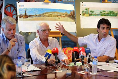 El director general de Terra Mítica, Joaquín Varela, el presidente de Aqualandia, George Santamaría y su socio Roberto Partouche, ayer.