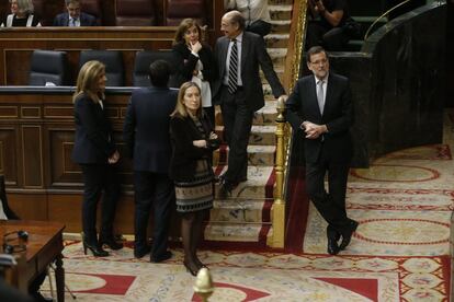 Mariano Rajoy y otros miembros del Ejecutivo esperan mientras Joan Baldoví es atendido tras sufrir un desvanecimiento durante su discurso.