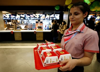 Una empleada de McDonald's en un restaurante de la cadena en Moscú, antes de la retirada de la empresa de Rusia.