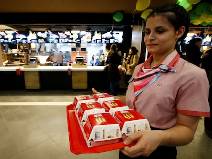 Una empleada de McDonald's en un restaurante de la cadena en Moscú, antes de la retirada de la empresa de Rusia.