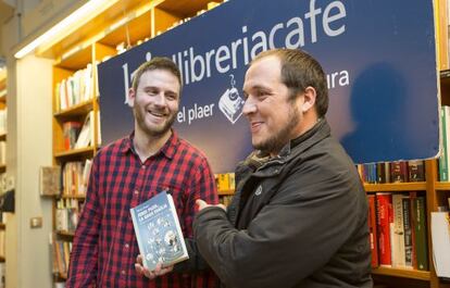 Maiol Roger, a la izquierda, junto al diputado David Fernández.