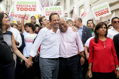 El primer ministro Ant&oacute;nio Costa (centro, a la derecha) y el candidato en Lisboa, Fernando Medina (centro, a la izquierda). 