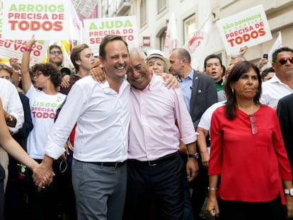 El primer ministro Ant&oacute;nio Costa (centro, a la derecha) y el candidato en Lisboa, Fernando Medina (centro, a la izquierda). 