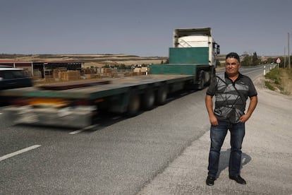 José Javier García posa en la Nacional I. Aquí perdió a su hija Verónica, de 20 años, en un accidente de tráfico.