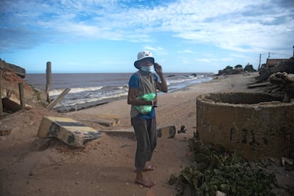 Una persona camina por la playa en Atafona.