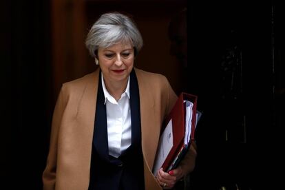 A primeira-ministra britânica, Theresa May, sai de sua residência no número 10 de Downing Street em Londres