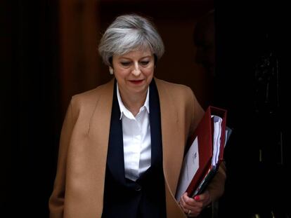 A primeira-ministra britânica, Theresa May, sai de sua residência no número 10 de Downing Street em Londres