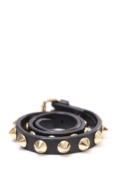 Pulsera de piel y pinchos metálicos de Givenchy. Precio: 135 €