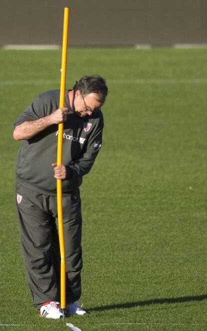 Marcelo Bielsa, durante el entrenamiento previo a la final de la Copa en el Vicente Calderón.