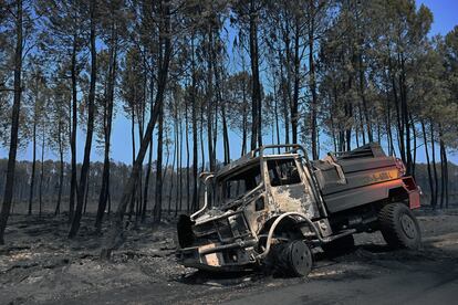 Un camión de bomberos quemado junto a una zona calcinada en Belin-Beliet, en la región de Gironda, en el suroeste de Francia, este jueves.
