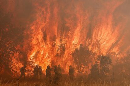 El mayor de estos incendios forestales seguía fuera de control esta tarde en la Sierra de la Culebra, una cadena montañosa de la región de Castilla y León (noroeste), cerca de la frontera con Portugal.