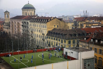 Un grupo de estudiantes juega al fútbol en la azotea del colegio San Giuseppe de Turín (Italia).