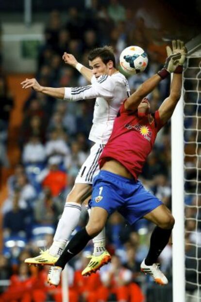 Bale salta a por el balón ante la oposición de Esteban.