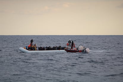 Rescate de migrantes en la costa libia, el pasado febrero.