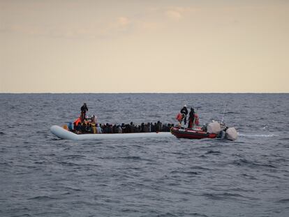Rescate de migrantes en la costa libia, el pasado febrero.
