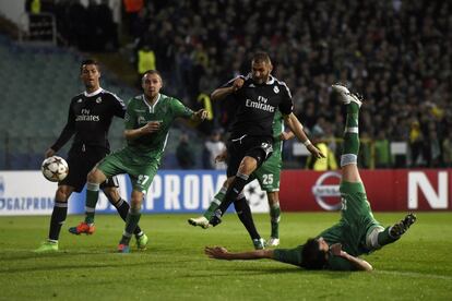Karim Benzema marca el segundo gol del Real Madrid en el partido de la UEFA Champions League.