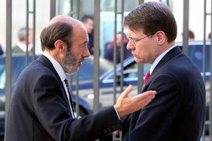El portavoz socialista, Alfredo Pérez Rubalcaba (izquierda) conversa con el ministro Jordi Sevilla ayer en el Congreso.