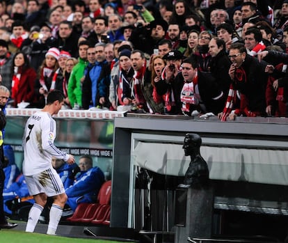 Ronaldo es increpado camino de los vestuarios en San Mámes