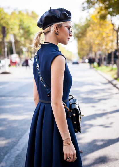 La influncer americana Caroline Daur, a su llegada al último desfile de Dior durante la París Fashion Week.