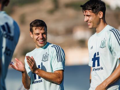 MÁLAGA, 07/06/2022.- Los jugadores de la selección española de fútbol César Azpilicueta (i) y Álvaro Morata (d) participan en el entrenamiento de este viernes en Málaga, donde el combinado nacional prepara su próximo encuentro de la Liga de las Naciones ante República Checa, que se disputará en el estadio de La Rosaleda el 12 de junio. EFE/ RFEF/Pablo García//SOLO USO EDITORIAL/SOLO DISPONIBLE PARA ILUSTRAR LA NOTICIA QUE ACOMPAÑA (CRÉDITO OBLIGATORIO)
