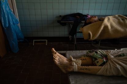 Cadáveres en la morgue del Hospital Regional Número Dos de Chernihiv.
