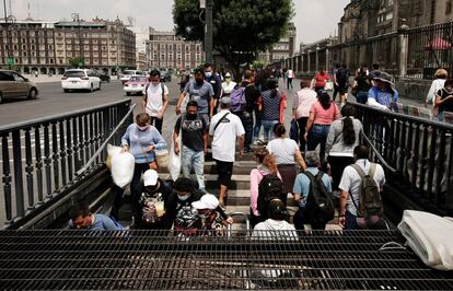 Varias personas entran en una estación de metro en Ciudad de México.