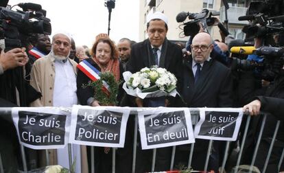 Varios imanes rinden tributo a las v&iacute;ctimas de la matanza terrorista del viernes en Vincennes, en el este de Par&iacute;s. 