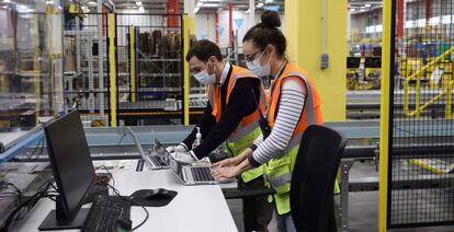 Dos trabajadores del centro logístico de Amazon en Alcalá de Henares.