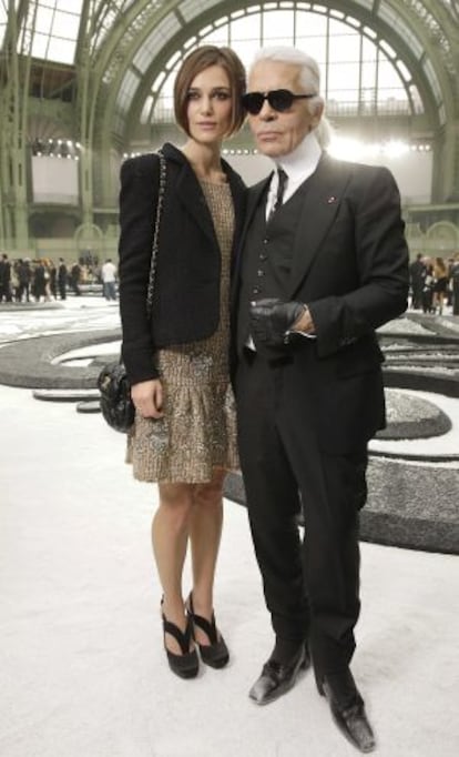 Keira Knightley y Karl Lagerfeld, en la presentaci&oacute;n de la colecci&oacute;n de &#039;pr&ecirc;t-&agrave;-porter&#039; de Chanel para la primavera-verano 2011, en el Grand Palais de Par&iacute;s.