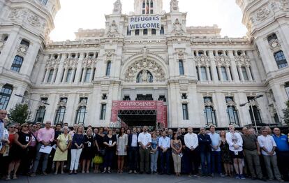 Ciudadanos y pol&iacute;ticos concentrados este viernes en el Ayuntamiento de Madrid. 