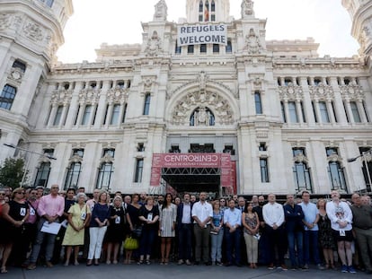 Ciudadanos y pol&iacute;ticos concentrados este viernes en el Ayuntamiento de Madrid. 