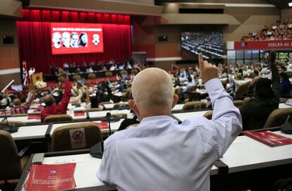 Asistentes al VIII Congreso del Partido Comunista de Cuba aprueban el informe central durante la tercera jornada.