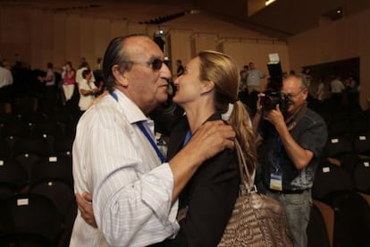 Carlos Fabra abraza a su hija Andrea al finalizar el congreso provincial del PP de Castellón.
