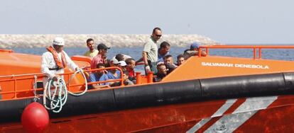 Efectivos de Salvamento MarÍtimo y la Guardia Civil, durante un reciente rescate en Almería.