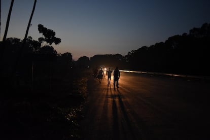 Los inmigrantes hondureños que participan en la caravana que se dirige a los Estados Unidos, caminan en Huixtla, estado de Chiapas (México).