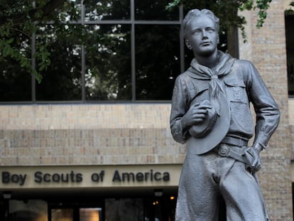 La estatua de los Boy Scouts en la entrada de la sede de la organización, en Irving (Texas) en 2013.